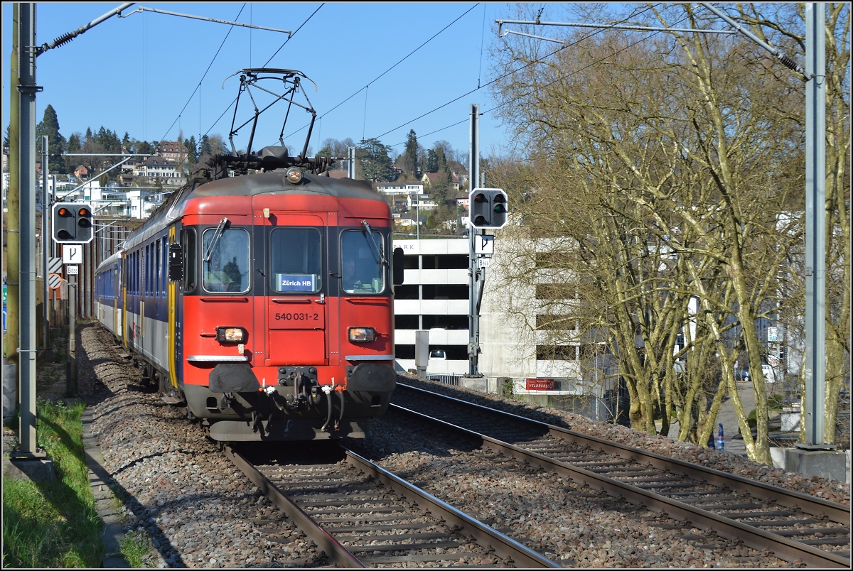 Es gibt sie doch noch, die Dispopendel mit den zwei  RBe 540-Triebköpfen . Bahntal zwischen Schaffhausen und Neuhausen, im März 2014.