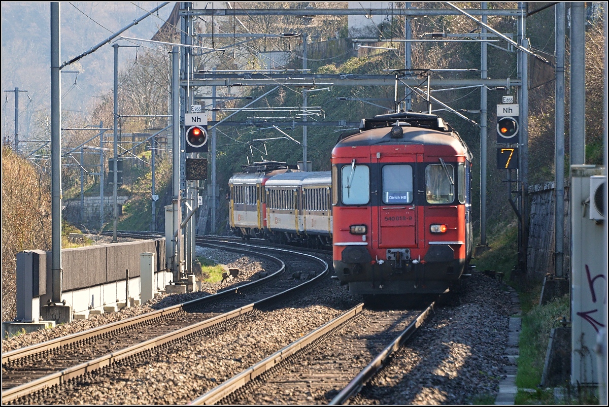 Es gibt sie doch noch, die Dispopendel mit den zwei  RBe 540-Triebköpfen . Neuhausen am Rheinfall, im März 2014.