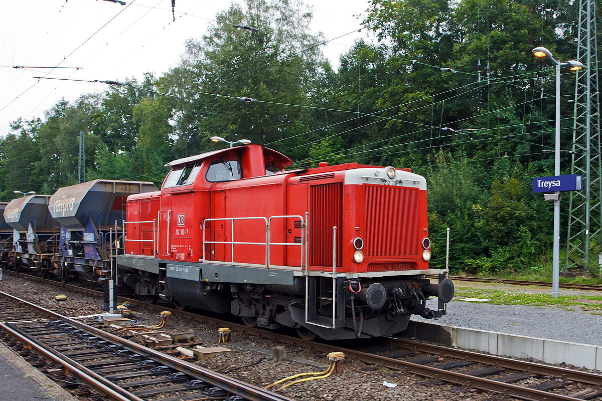 
Es gibt sie ja noch bei der DB, die gute alte V 100....
Hier fährt die 212 310-7 (92 80 1 212 310-7 D-DB) der DB Fahrwegdienste GmbH, ex DB V 100 2310, am 25.08.2014 mit einem Schotterzug durch den Bahnhof Treysa. 

Die V 100.20 wurde 1966 von MaK unter der Fabriknummer 1000357 gebaut, 2004 erfolgte die z-Stellung, im August 2008 erfolgte die Wiederinbetriebnahme nach einer Modernisierung.