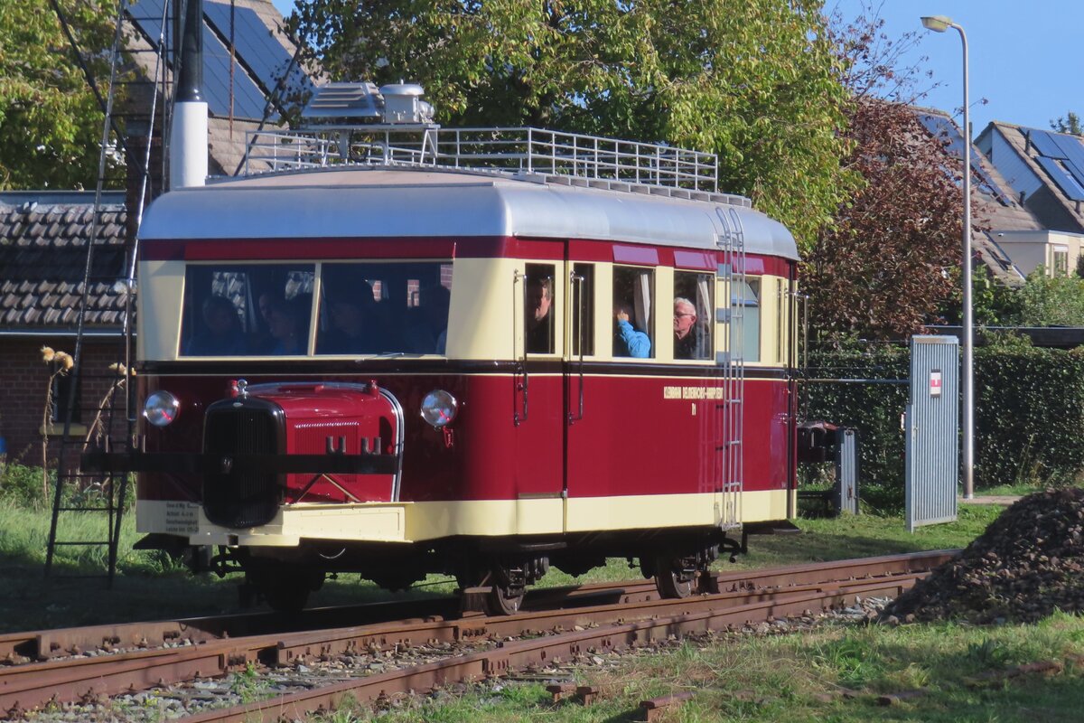 Es gibt sogar mindestens ein Schweineschnutschen in die Nidederlande und es betrifft MBS-25 (ex 11 der Kleinbahn Delmenhorst-Harpstedt) der hier Ausfahrt hat aus Haaksbergen am 14 Oktober 2023 bei der Herbstdampftage der MBS. 