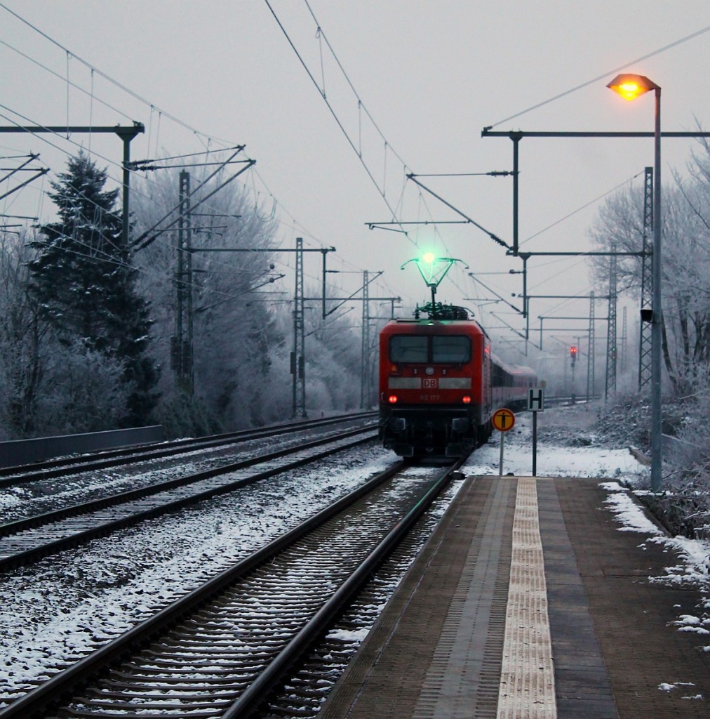 Es knallte und blitzte ganz gut als die DB 112 177 heute morgen den RE7 nach Hamburg aus dem Bahnhof Schleswig schob. 23.01.2015