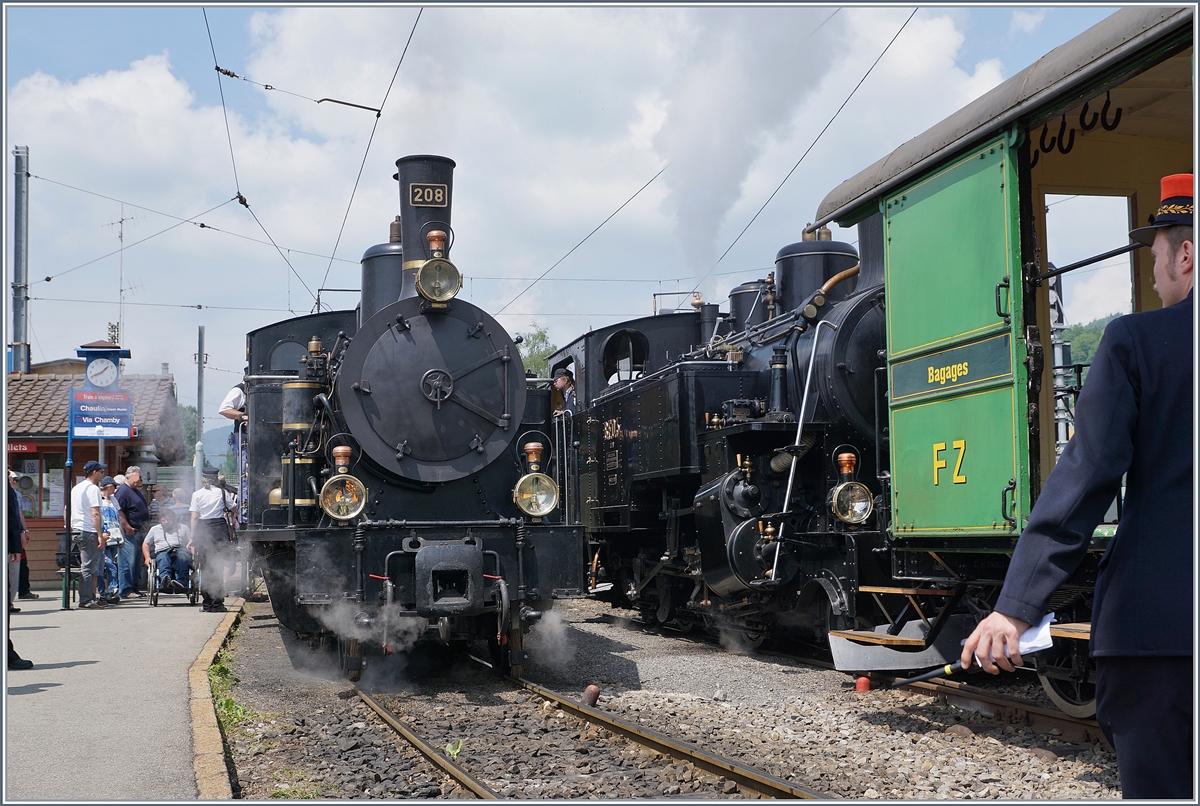 Es raucht es dampft - das  50 Jahre Blonay - Chamby; Mega Steam Festival  zeigt sich von der besten Seite! Während die SBB Brünigbahn Talbahn Dampflok G 3/4 208 der Ballenberg Dampfbahn in Blonay auf die Abfahrt nach Chaulin wartet, ist auf dem andern Gleis gerade ein Dampfzug aus der Gegenrichtung eingetroffen.
19. Mai 2018