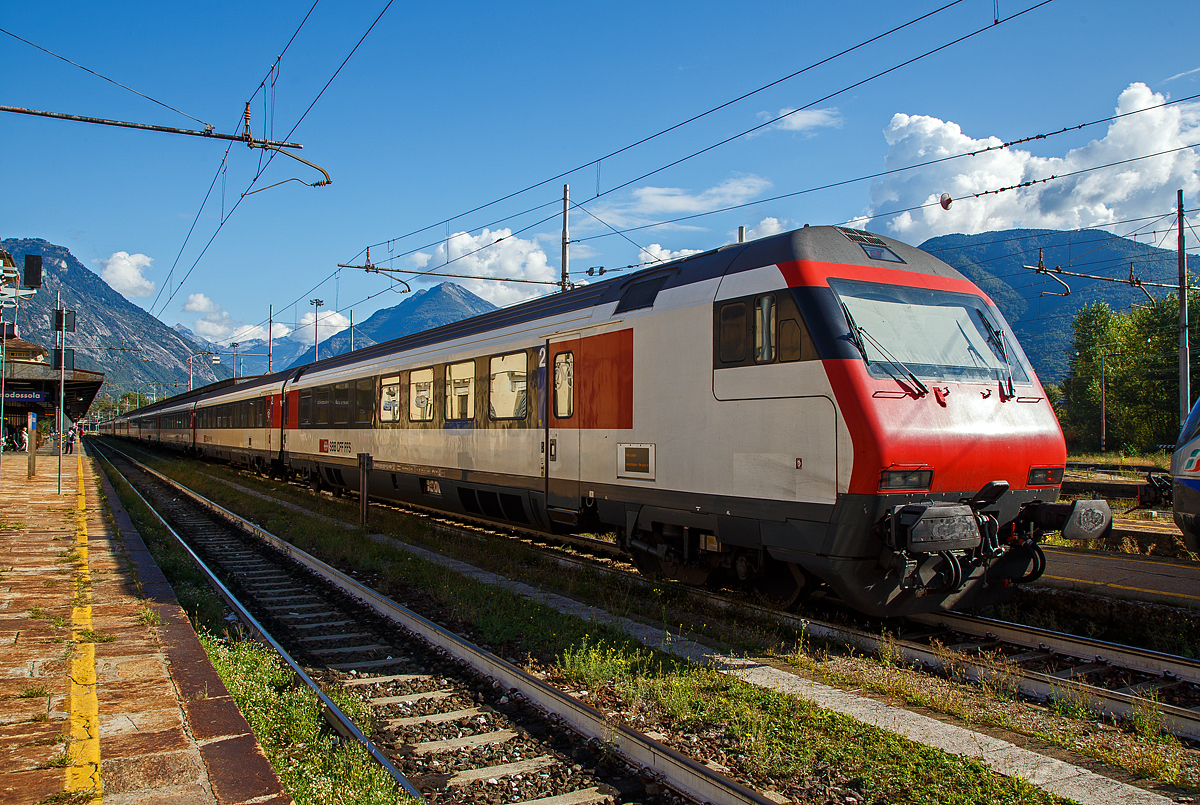 Es ist Samstag (der 16.09.2017), da sind die Züge zwischen Domodossola und Brig (Schweiz) gut gefüllt und etwas länger, zudem verkehren mehr Zugverbindungen. Hier steht der sehr lange SBB EW IV-Wagenzug mit 12 Wagen und der Re 460 101-9  Bözberg  in der Zugmitte im Bahnhof Domodossola, der später als InterRegio IR 3316 (Domodossola - Big) wieder retour fährt und wir mit ihm unsere Heimreise beginnen. 

Gekommen war er sehr gefüllt, in der Gegenrichtung haben wir fast den ganzen Zug für uns. Im Vordergrund der EW IV Steuerwagen Bt 50 85 28-94 959-9 CH-SBB, am anderen Zugende ein weiterer Steuerwagen.