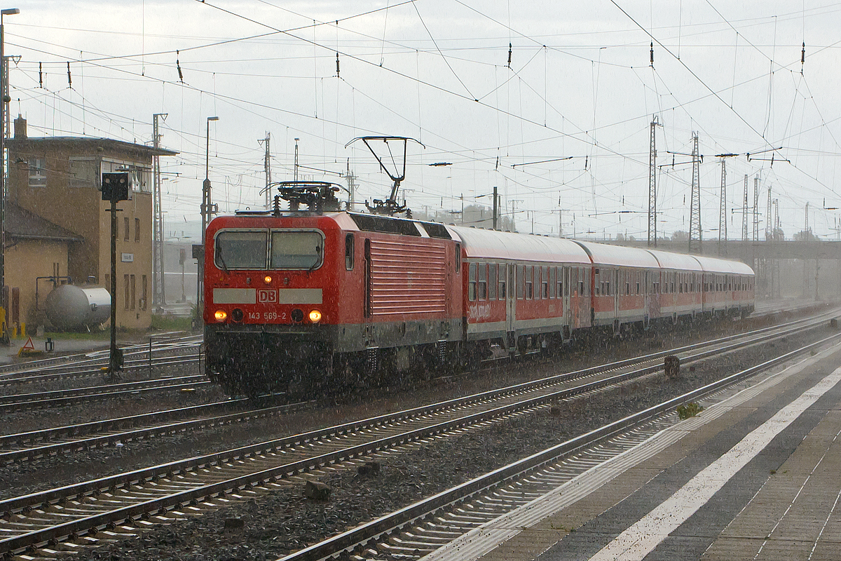 
Es schütte nun wie aus Eimer....
Die 143 569-2, ex DR 243 569-1, ist am 18.08.2014 mit n-Wagen (ex Silberlinge), beim Hauptbahnhof Hanau abgestellt.