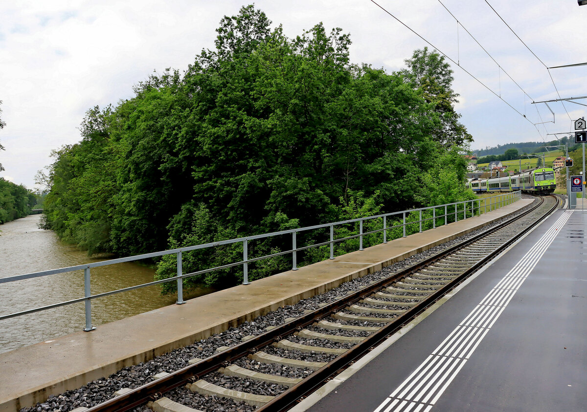 Es ist schwierig, den Zug (und nicht bloss die Stirnfront) mitsamt der Sensebrücke aufzunehmen, auf der sich auch der vordere Teil der Station Flamatt Dorf befindet. Einfahrt BLS NPZ 735. 8.Juni 2021  