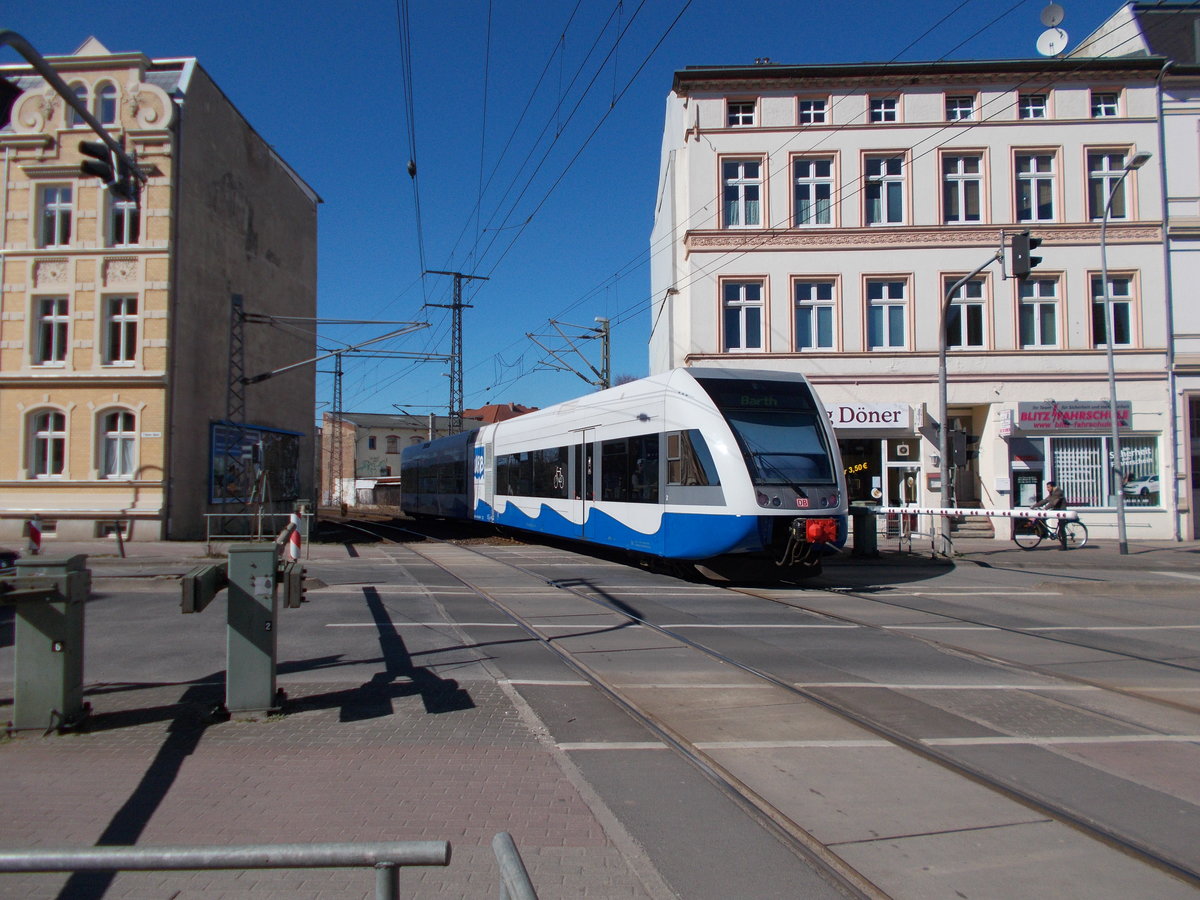Es sieht in Stralsund schon spektakul�r aus wenn ein Zug aus dem Hbf zwischen den beiden H�usern in Richtung Rostock ausf�hrt.Am 01.April 2016 war es der UBB 646 112 den ich bei der Ausfahrt erwischte.