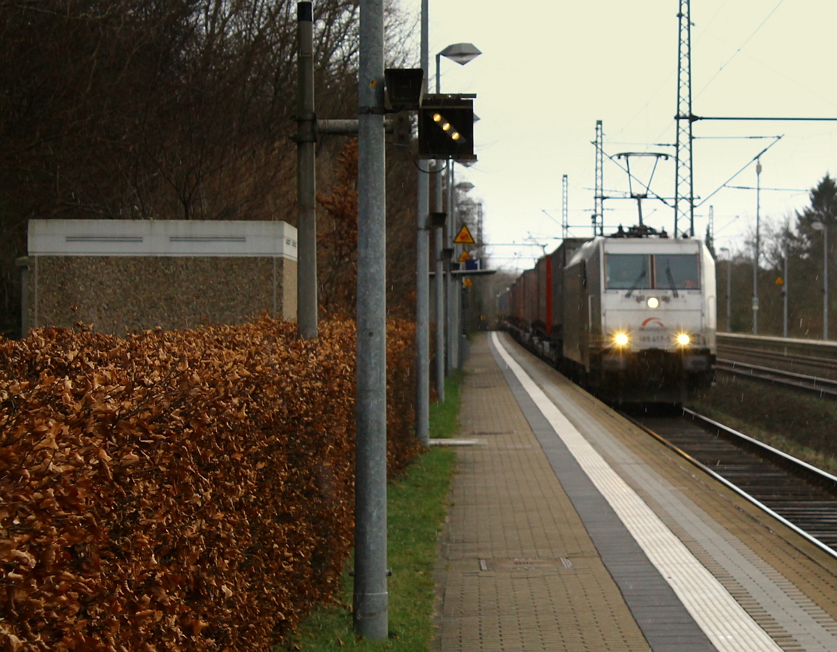 Es sollte eigentlich eine Aufnahme der TXL 185 mit dem DGS 40576 werden und freundlich gemeint war der Gruß des Tf bestimmt aber hier sieht man wie ein Autofokus durch plötzliches Fernlicht  irritiert  wird und bis auf die Lampen nahezu alles andere unscharf wird...(Hier bitte den Text zum Bild beachten denn es geht NICHT um die Lok) Schleswig 11.01.2015