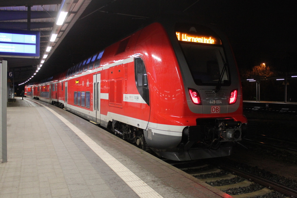 Es war am Morgen des 08.12.2017 noch ein bisschen Dunkel als 445 004-8+Twindexxwagen DBpza 782.1+445 010-5 im Rostocker Hbf waren.