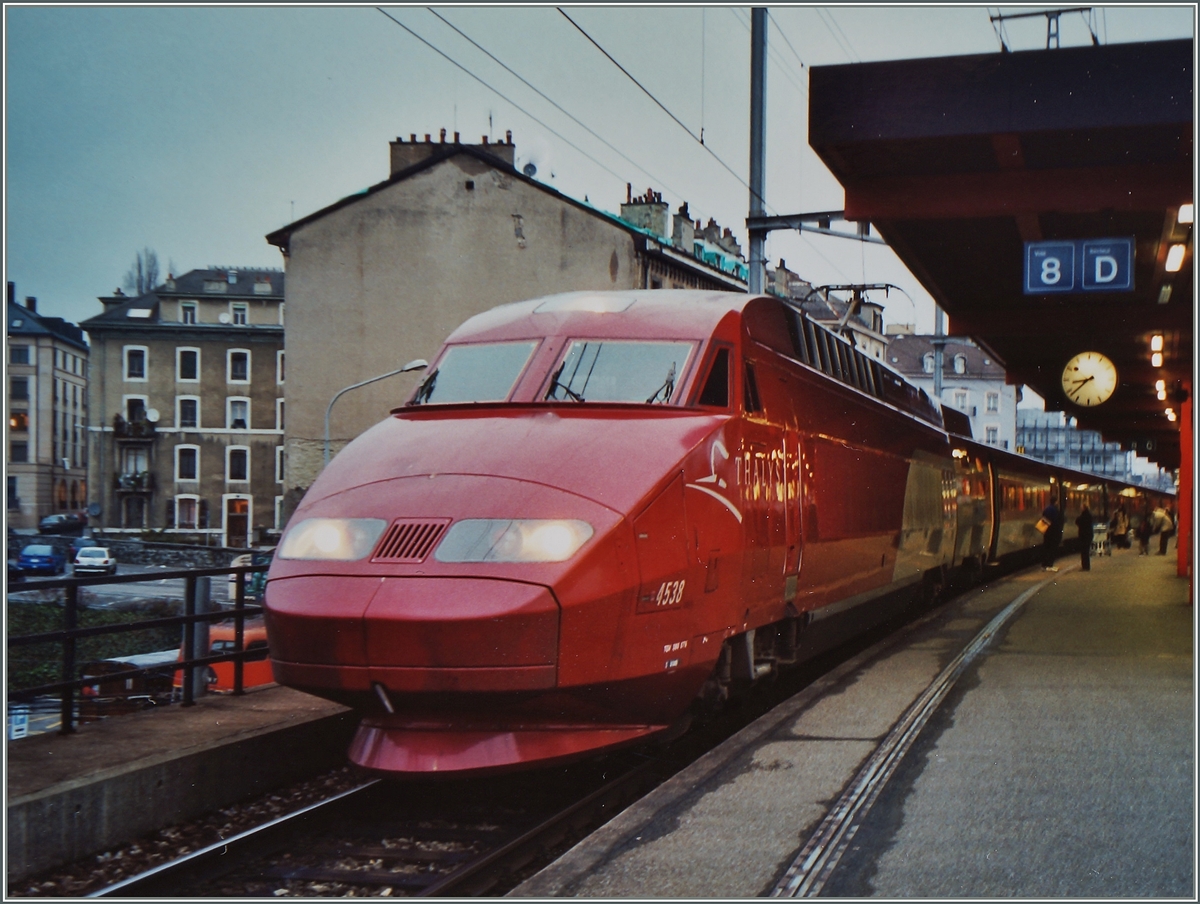 Es war einmal... Da konnte man direkt mit dem Thalys von Genve bis nach Bruxelles fahren. Hier wartet der Thalys 4538 am 13. Jan. 2002 in Genve auf die Abfahrt.