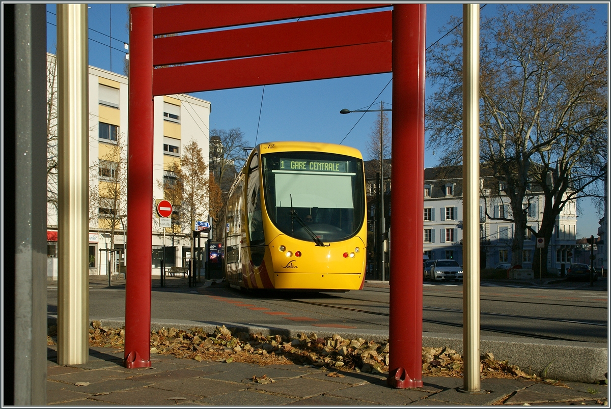 Es war gar nicht immer so einfach zwischen all den Pfosten und Masten die Strassenbahn von Mulhouse zu fotografieren.
10. Dez. 2013