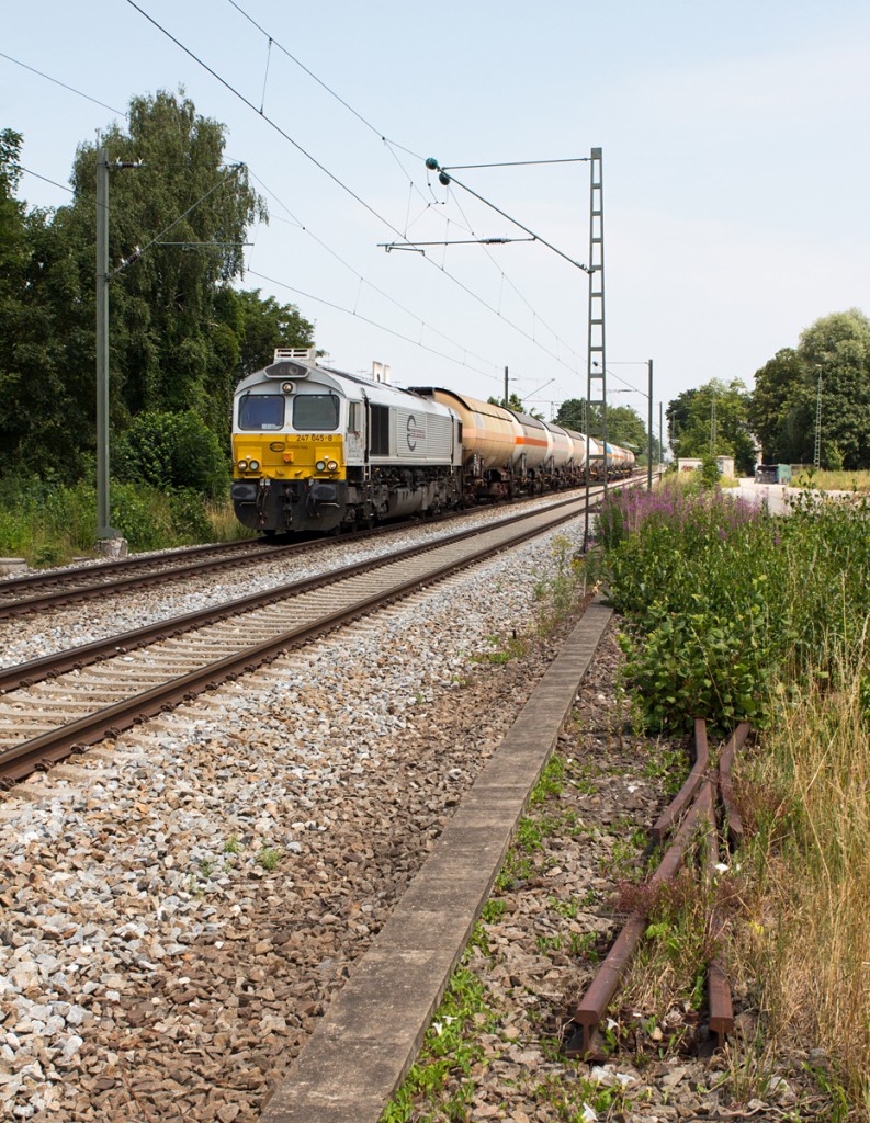 Es ist wieder Sonnabend (11.07.15) und wieder bin ich los, um den Gaskesselzug von Burghausen nach München Nord auf´s Bild zu bekommen. Pünktlich um 13:52 Uhr kam er dann auch durch Poing mit der 247 045-8, die vor nicht allzulanger Zeit von Ulm aus im Containerzugdienst nach Lindau eingesetzt wurde. 

Rechts im Bild liegen noch Gleisreste einer Güterabfertigung aus längst vergangenen Tagen.