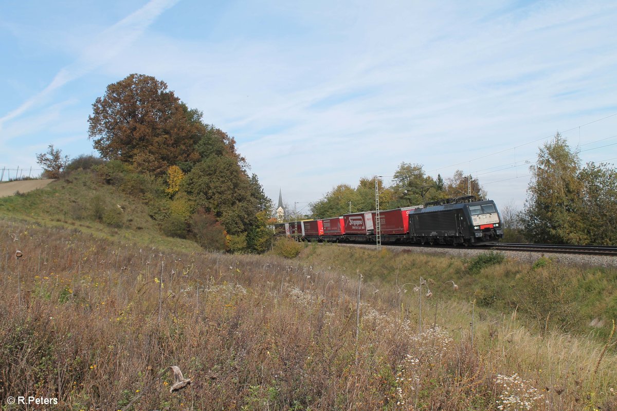 ES64 F4 008 ieht bei Fahlenbach ein Wechselpritschen Arcese/Gruber gen Süden. 21.10.17