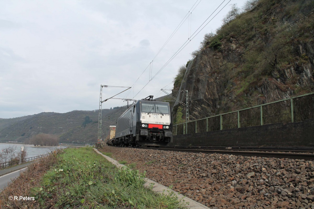 ES64 F4 082 mit dem Wechselpritschenzug Arcese beim Bahnübergang Niedertalbach kurz hinter Kaub. 21.03.14