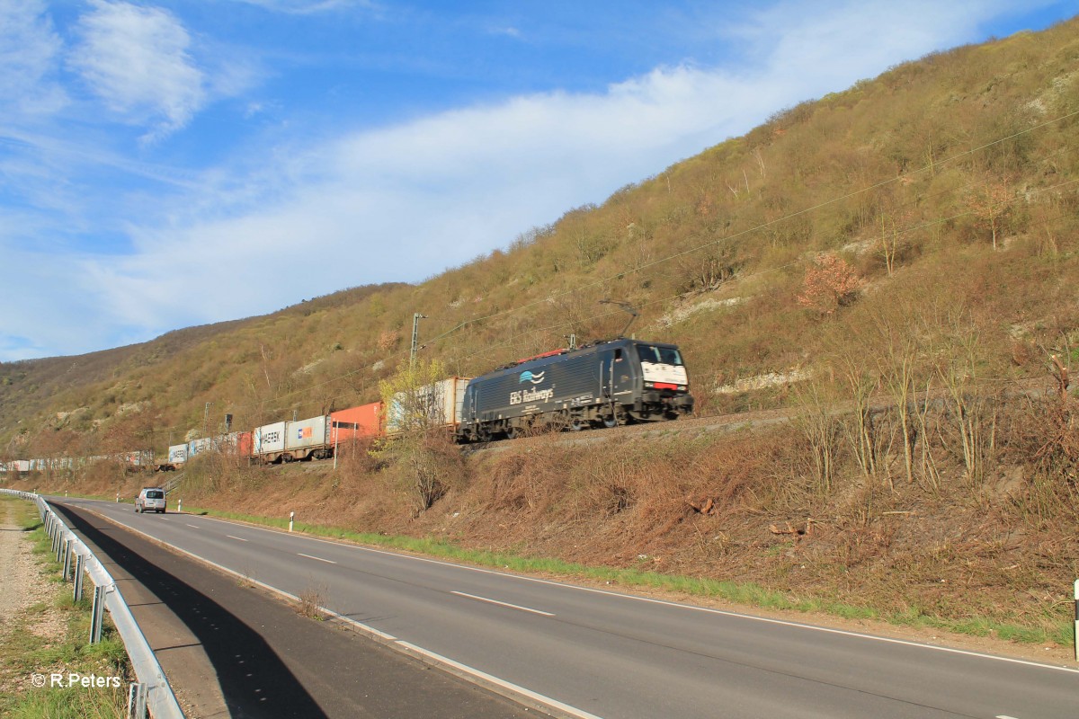 ES64 F4 091 mit einem Containerzug Stück hinter Kaub. 20.03.14