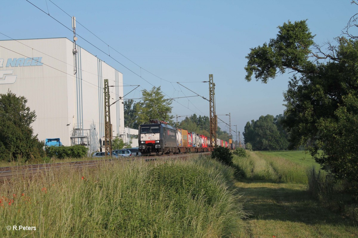 ES64 F4 102 mit einem KLV kurz vor Groß-Gerau. 20.05.15