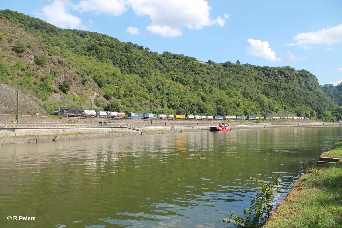 ES64 F4 - 102 verlässt den Loreley Tunnel mit einem Wechselpritschenzug und erreicht gleich St. Goarshausen. 16.07.14