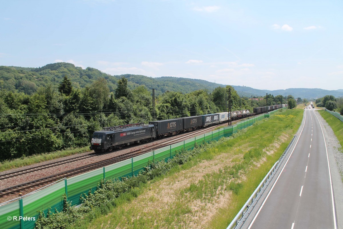 ES64 F4 102 zieht bei Hemsbach einen Wechselpritschen / KLV in Richtung Norden. 28.05.15