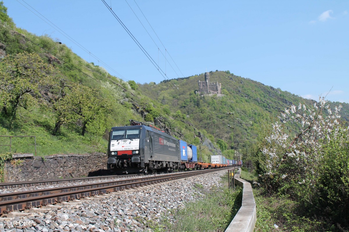 ES64 F4 107 mit einem Wechselpritschenzug kurz hinter Wellmich. 22.04.15