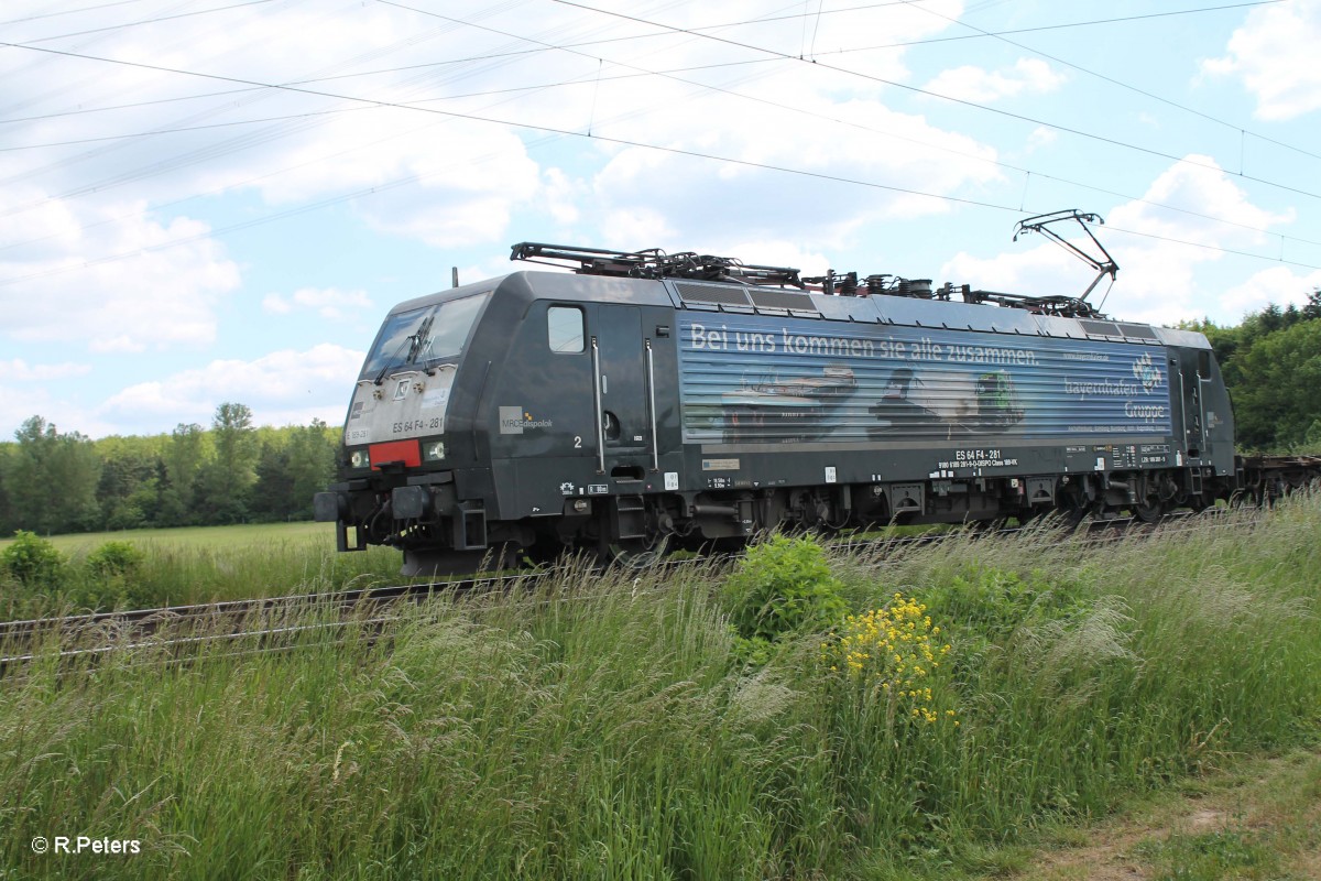 ES64 F4 281  Bayern Hafen  mit einem Containerzug bei der Stromkreistrennstelle Bischofsheim. 20.05.15