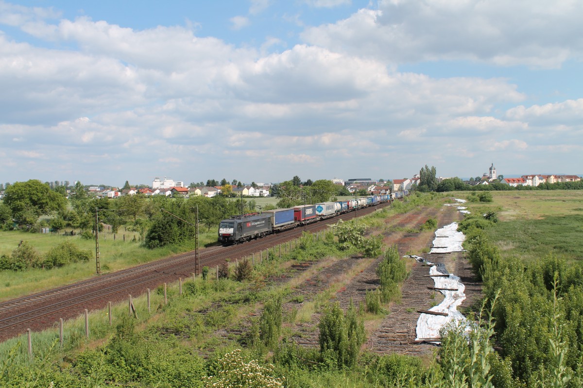 ES64 F4 282 verlässt Groß-Gerau mit einem Wechselpritschenzug in Richtung Mainz. 20.05.15