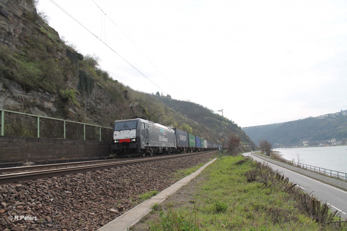 ES64 F4 286 mit Containerzug beim Bahnübergang Niedertalbach kurz vor Kaub. 21.03.14