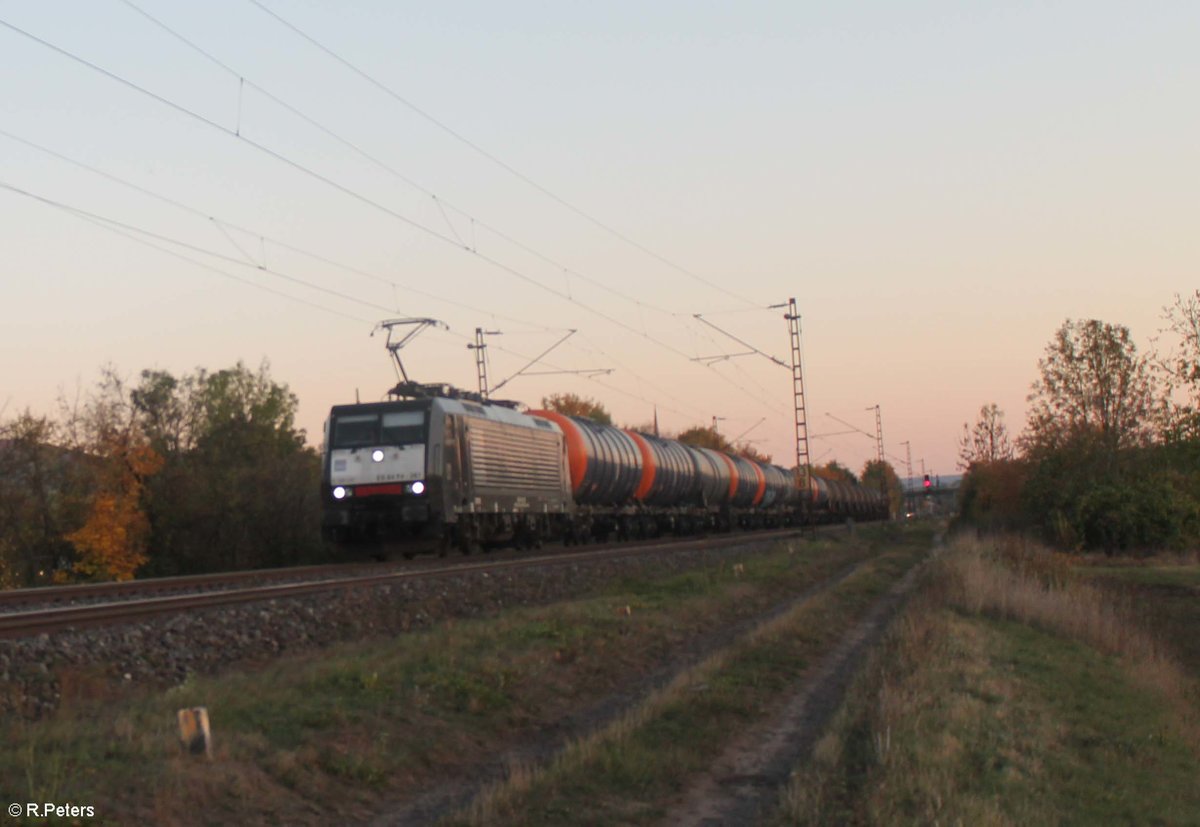 ES64 F4 287 zieht ein Kesselzug bei Thüngersheim . 13.10.18