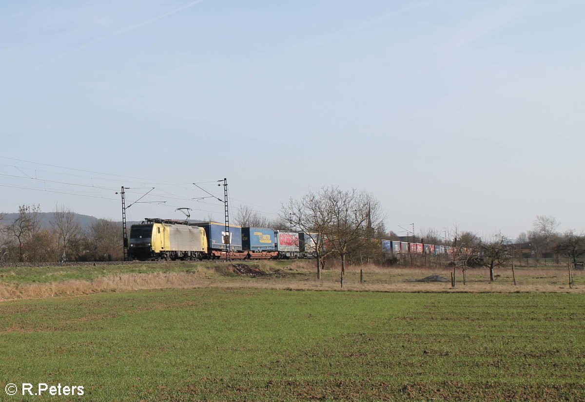 ES64 F4 931 zieht ein Wechselpritschenzug bei Thüngersheim. 16.03.17