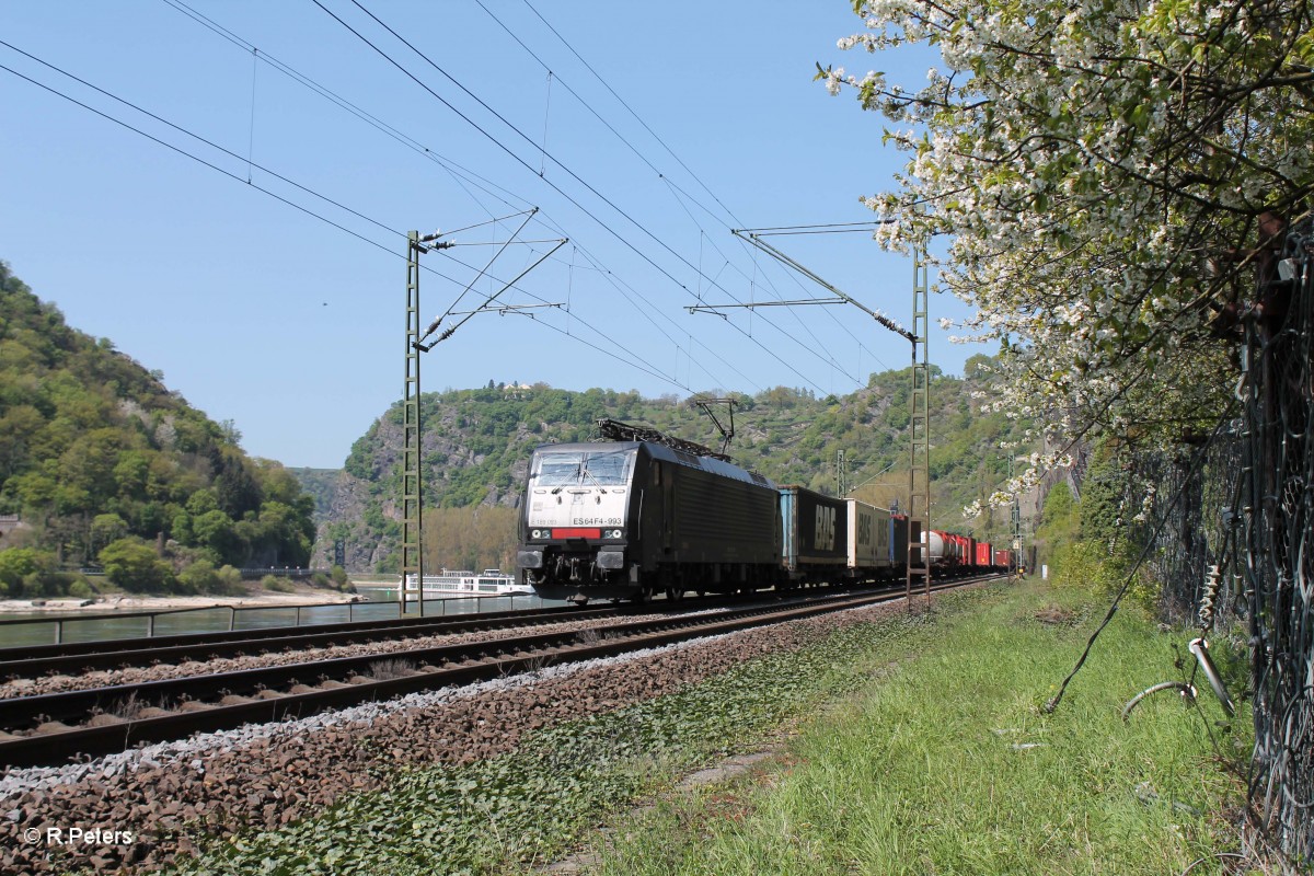 ES64 F4 993 mit einem Wechselpritschenzug kurz hinter der Loreley. 22.04.15