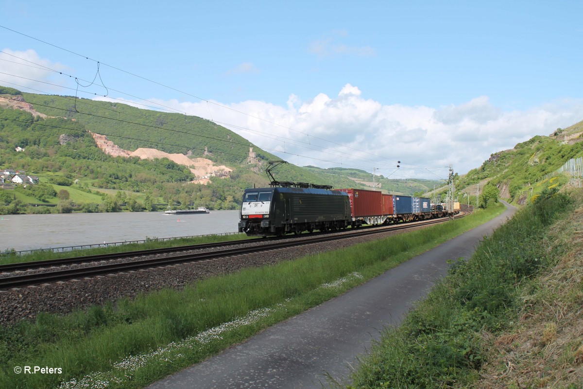 ES64 F4 995 mit einem Containerzug bei der Blockstelle Bodenthal. 07.05.15