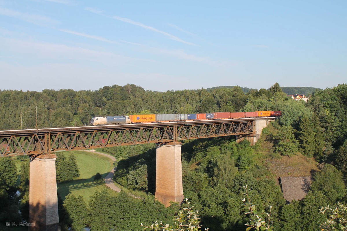 ES64 U2-019 überquert das Beratzhausener Viadukt mit einem Containerzug. 23.07.14