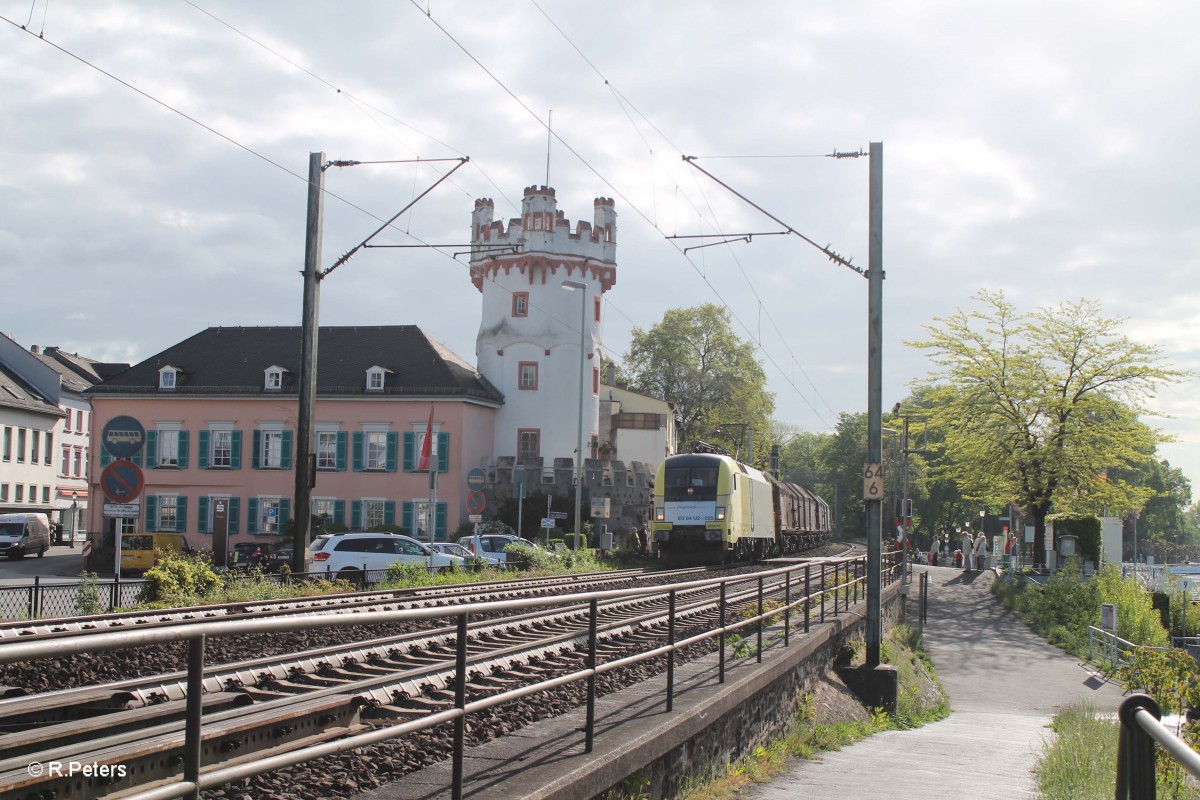 ES64 U2 - 025 rollt mit einem Coiltransport durch Rüdesheim am Rhein. 07.05.15