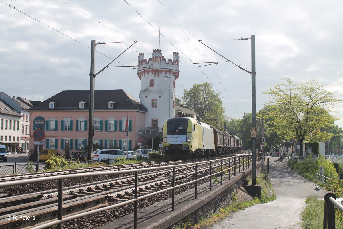 ES64 U2 - 025 rollt mit einem Coiltransport durch Rüdesheim am Rhein. 07.05.15