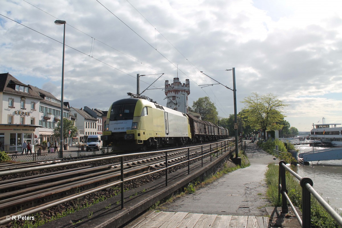 ES64 U2 - 025 rollt mit einem Coiltransport durch Rüdesheim am Rhein. 07.05.15