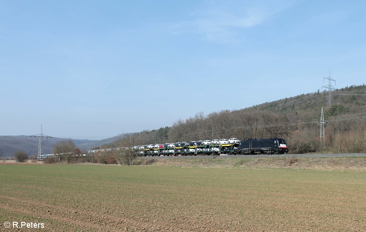 ES64 U2 026 zieht ein VW-Autozug bei Harbach durchs Maintal. 16.03.17