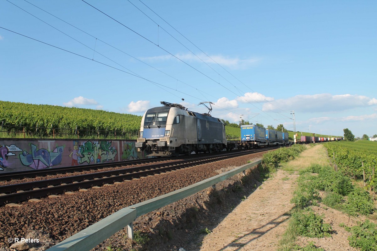 ES64 U2 - 060 mit einem LKW-Walter zwischen Erbach(Rheingau) - Hattenheim. 15.07.14