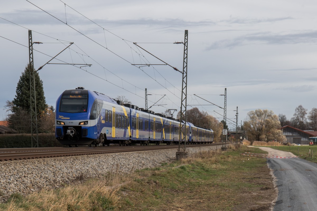 ET 302 auf dem Weg von Salzburg nach Mnchen. Aufgenommen am 15. November 2015 kurz nach bersee am Chiemsee.