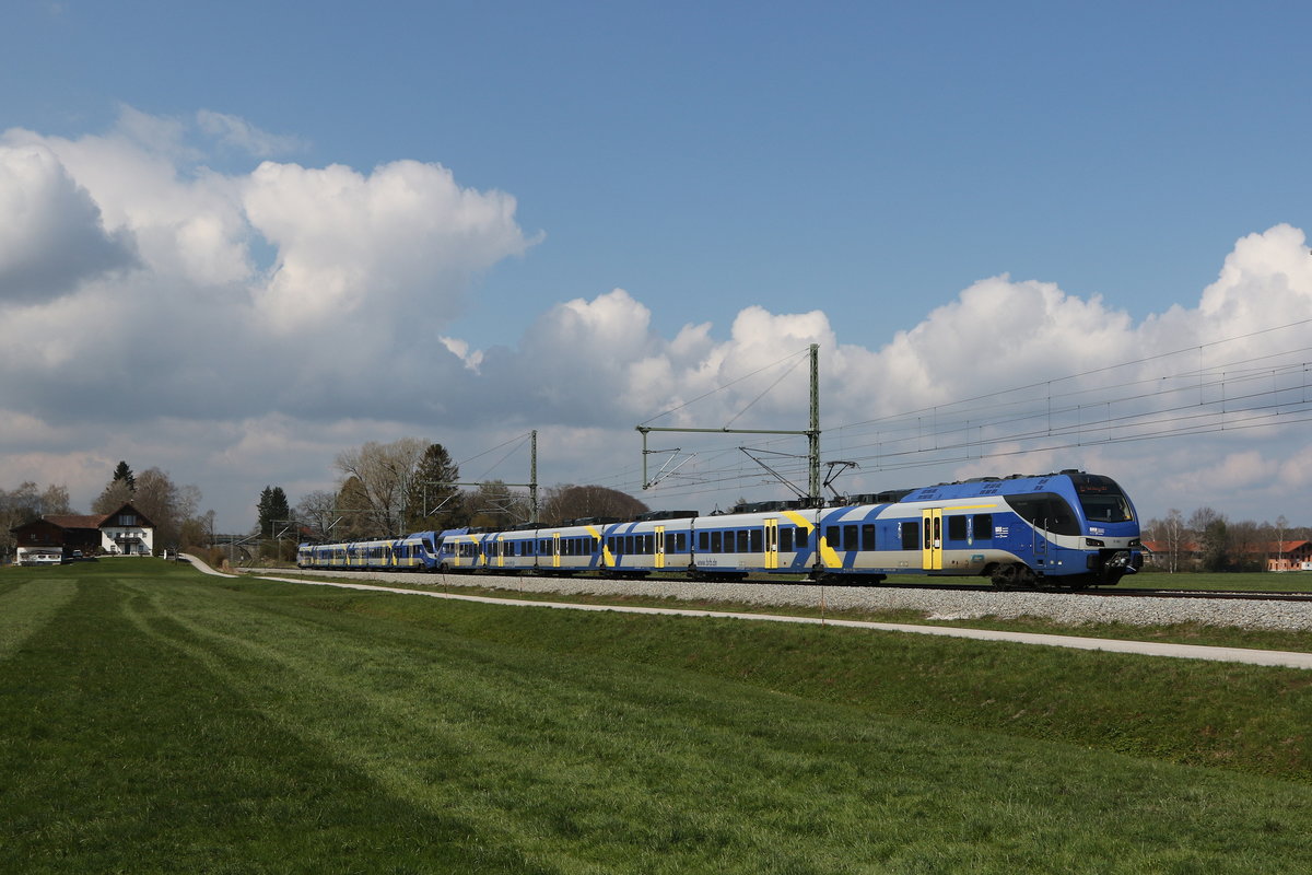 ET 302 auf dem Weg nach Salzburg am 16. April 2021 bei bersee am Chiemsee.