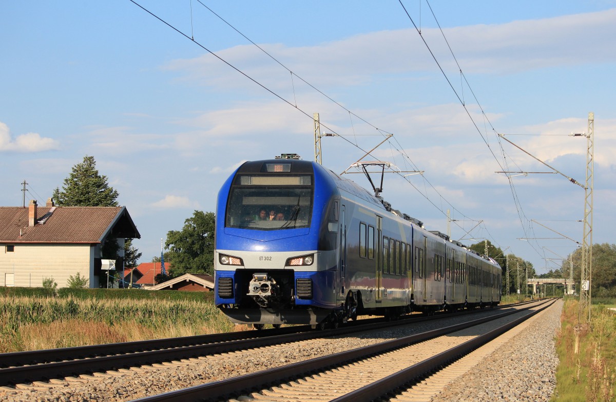 ET 302 mit winkendem Lokfhrer am 11. August 2013 bei bersee am Chiemsee.