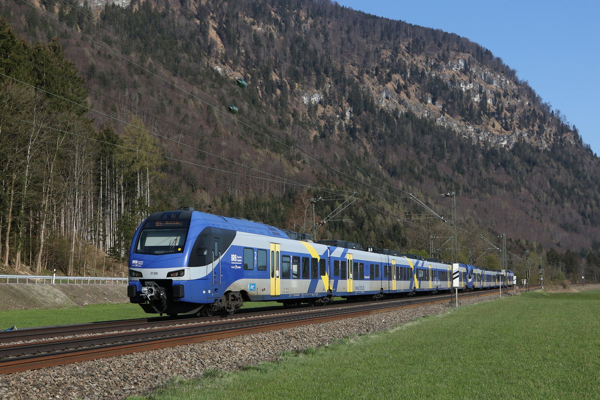 ET 306 aus Rosenheim kommend am 21. April 2021 bei Niederaudorf im Inntal.