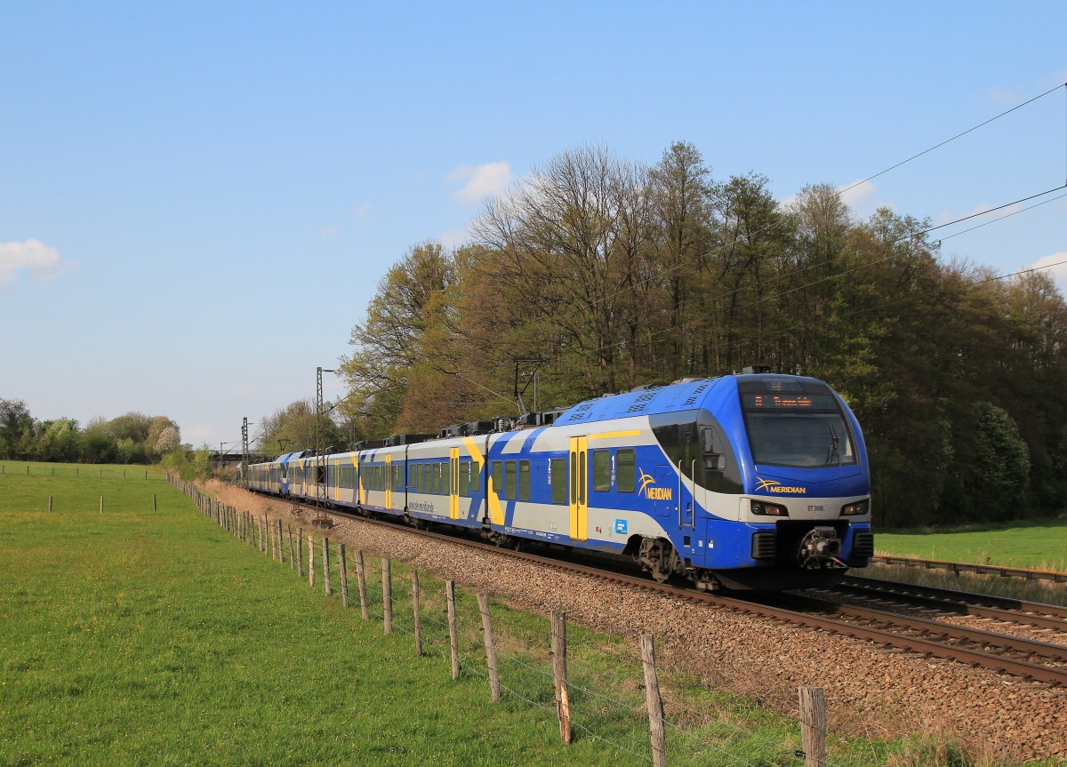 ET 306 ist in Richtung Salzburg unterwegs. Aufgenommen am 14. April 2014 bei Vogl.