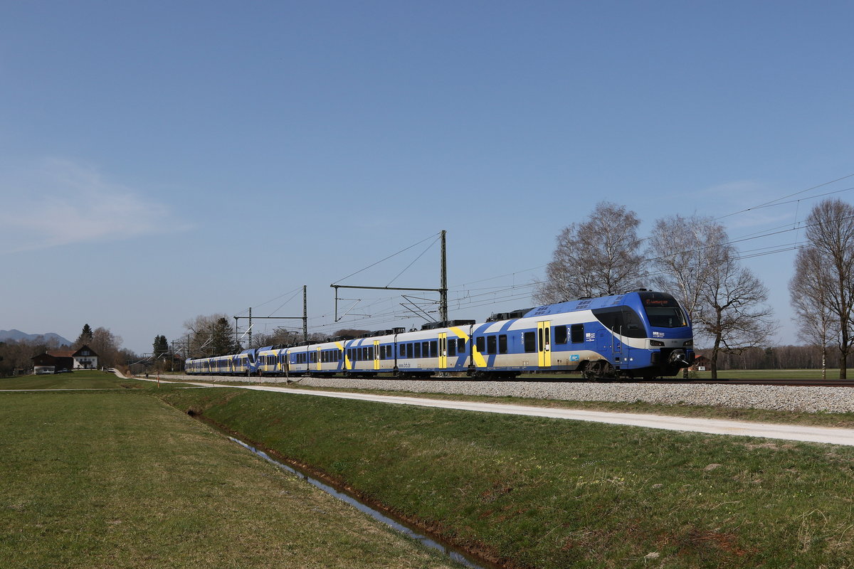 ET 309 war am 1. April 2021 bei bersee am Chiemsee in Richtung Freilassing unterwegs.