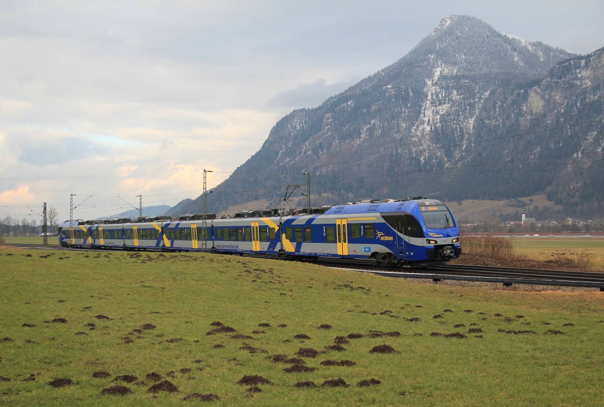 ET 311 ist am 25. Januar 2014 bei Reisach auf dem Weg von Rosenheim nach Kufstein.