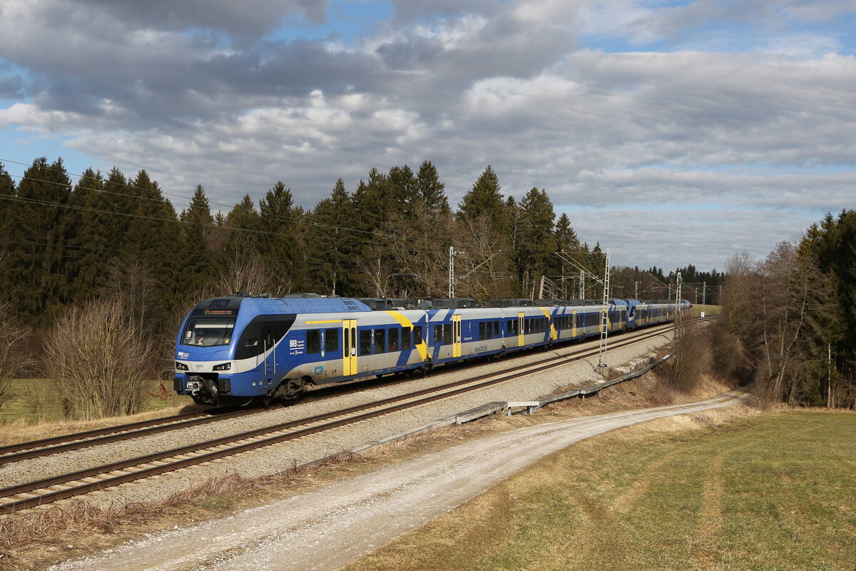 ET 314 auf dem Weg nach Mnchen am 14. Februar 2022 bei Grabensttt im Chiemgau.