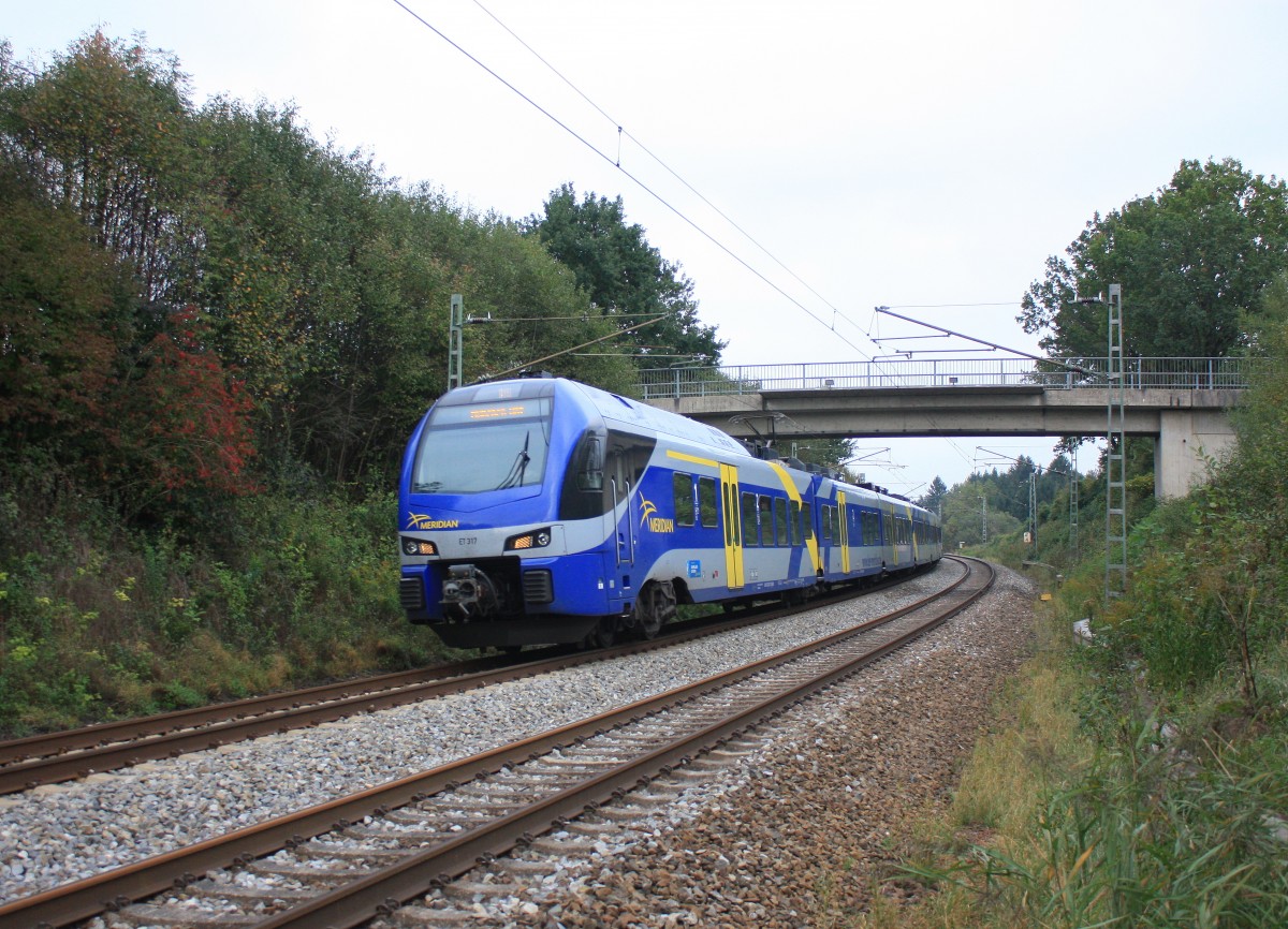 ET 317 aus Salzburg kommend am 5. Oktober 2014 zwischen Bergen und bersee.