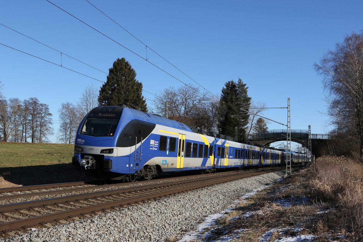 ET 317 aus Salzburg kommend am 31. Dezember 2020 bei bersee am Chiemsee.