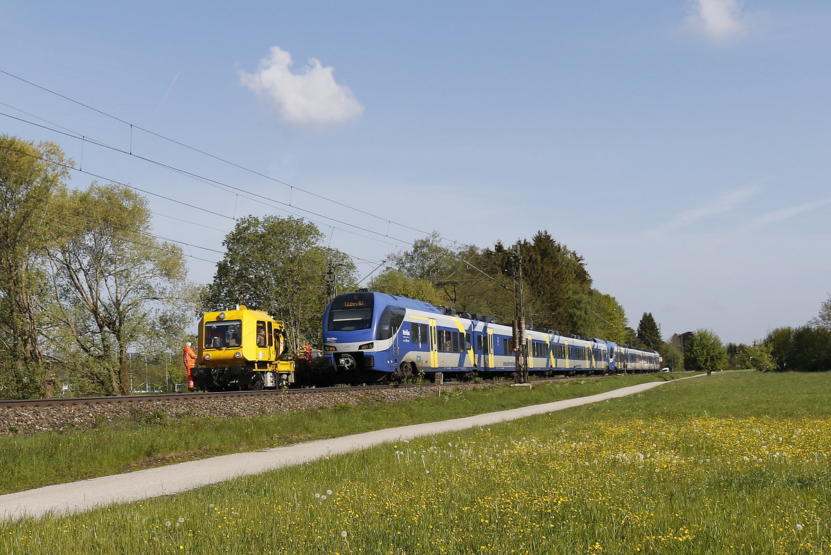 ET 317 und ein Baustellen-Fahrzeug am 7. Mai 2019 bei Prien am Chiemsee.