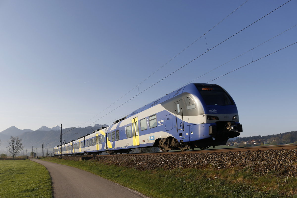 ET 320 am Morgen des 18. April 2018 aus Salzburg kommend bei Bernau am Chiemsee.