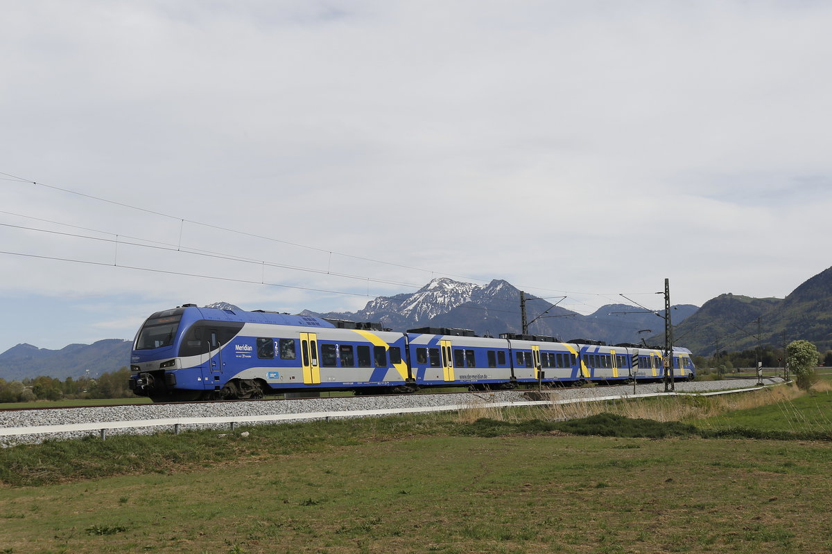 ET 321 am 24. April 2019 aus Freilassing kommend zwischen Bernau und Prien am Chiemsee.