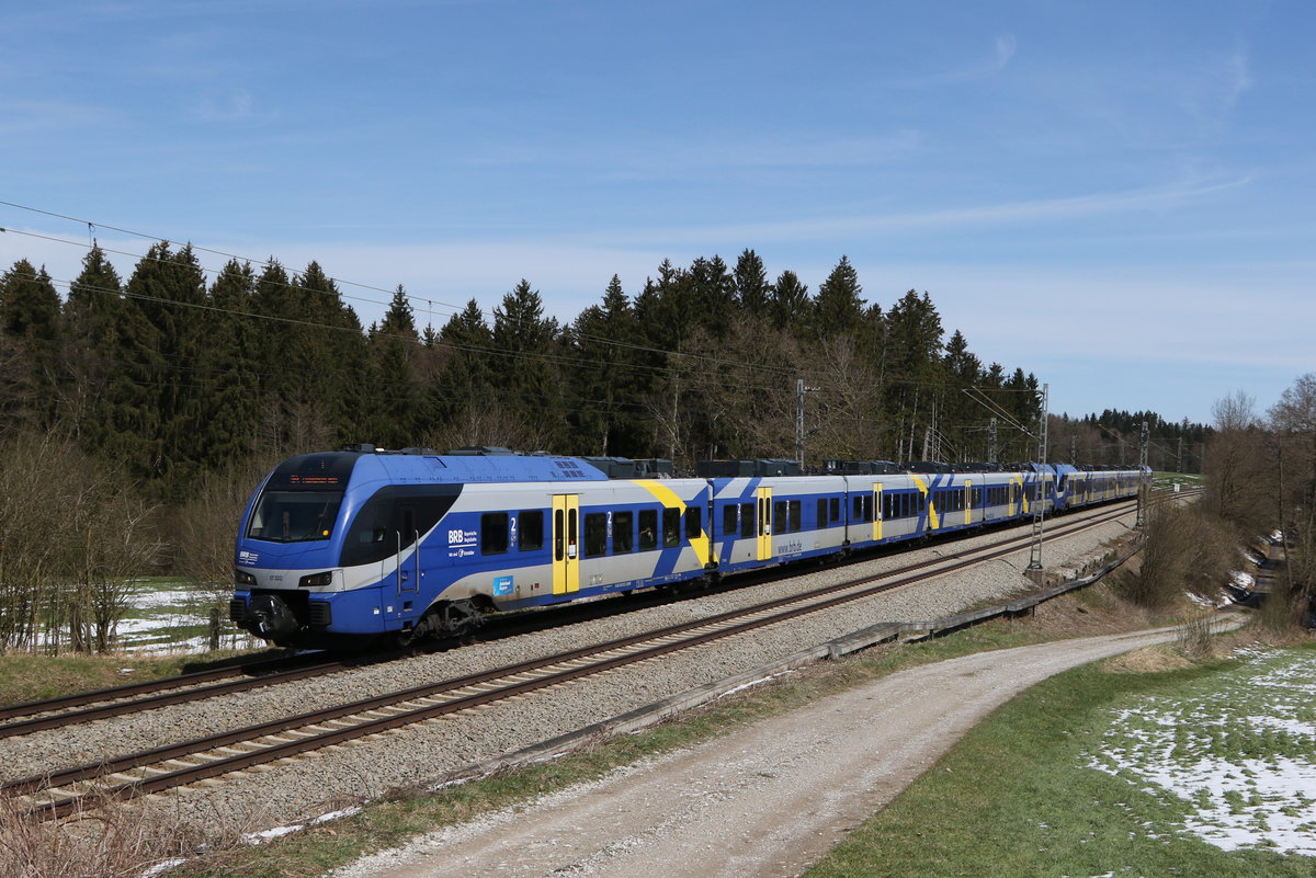 ET 322 aus Salzburg kommend am 9. April 2021 bei Grabensttt im Chiemgau.