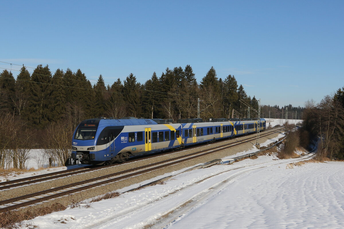 ET 323 aus Salzburg kommend am 26. Januar 2022 bei Grabensttt im Chiemgau.